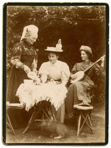 Photograph of Alice MacCarthy [née Linton] and two of her daughters.